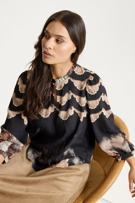 Musta Simone-paita iN FRONT -merkiltä, kaunis kuosi ja pyöristetty helma.