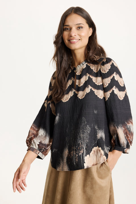 Musta Simone-paita iN FRONT -merkiltä, kaunis kuosi ja pyöristetty helma.