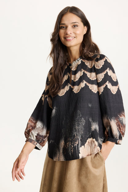 Musta Simone-paita iN FRONT -merkiltä, kaunis kuosi ja pyöristetty helma.