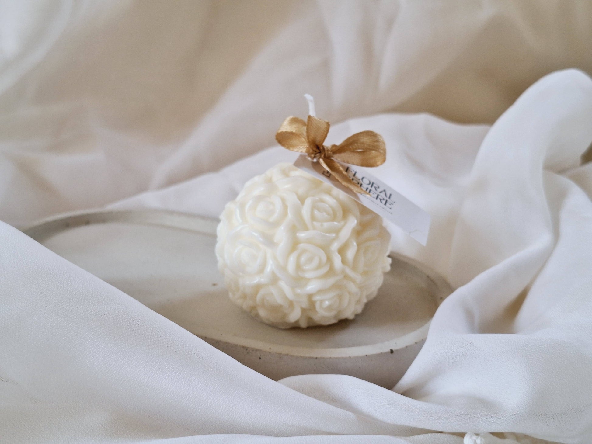 Käsintehty soijavahakynttilä, jossa keväinen ylang ylangin ja jasmiinin tuoksu. Luonnollinen ja myrkytön kynttilä puuvillasydämellä.