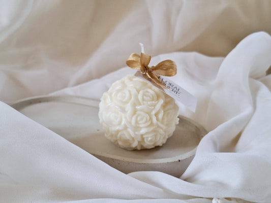 Käsintehty soijavahakynttilä, jossa keväinen ylang ylangin ja jasmiinin tuoksu. Luonnollinen ja myrkytön kynttilä puuvillasydämellä.