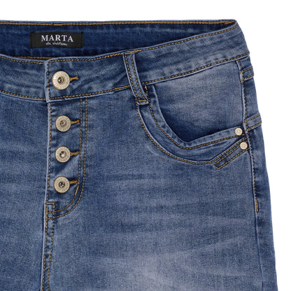 Solene-farkut MARTA, istuvat ja joustavat vaaleat farkut kapeilla lahkeilla ja nappikiinnityksellä – mukavat ja klassiset farkut arkeen.