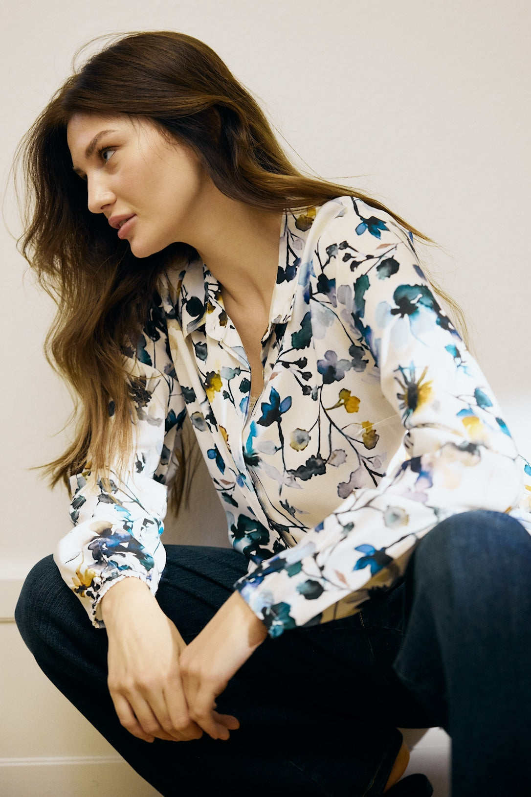 Raikas kukkaprinttipaita Soulmatelta – ecru, piilotettu nappilista, kaulus ja resorireunukset hihoissa