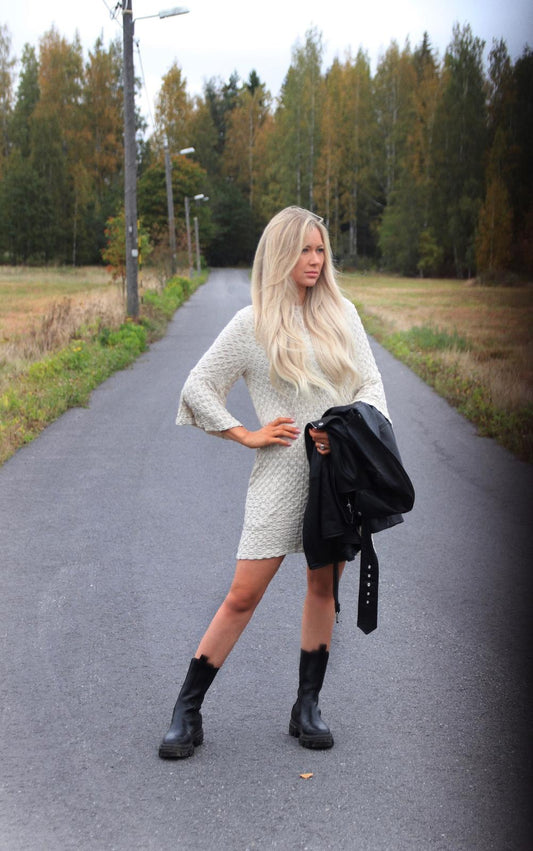 Pitkähihainen tunika frillahihoilla ja kohokuvioidulla kankaalla.