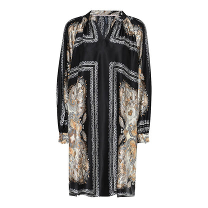 Universe 1 -mekko Soulmate – musta satiinimekko etnisellä kuosilla ja V-pääntiellä