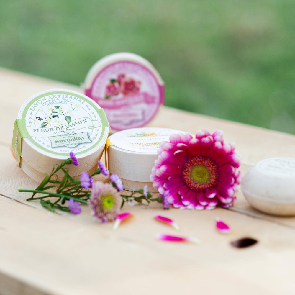 Jasmine-saippua haaparasiassa, kuoriva manteliöljysaippua kanervankukalla, kukkaistuoksuinen käsintehty saippua