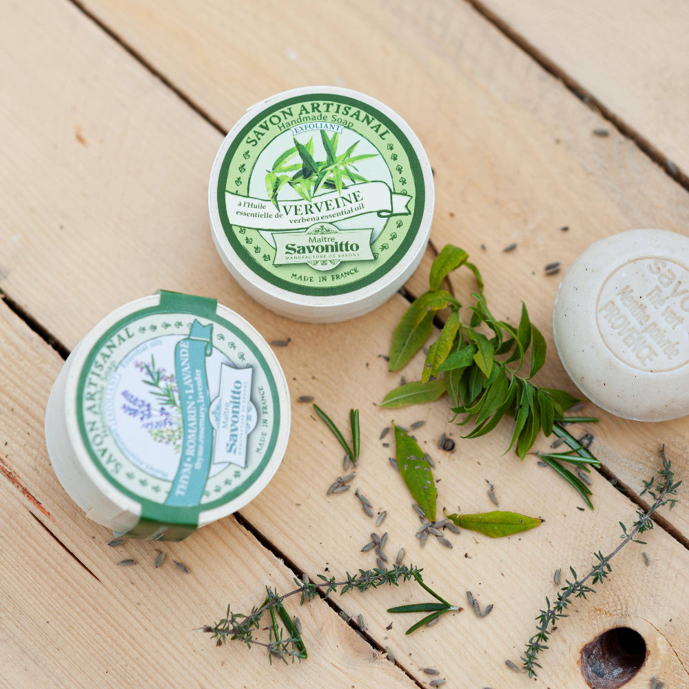 Verbena-saippua haaparasiassa, kuoriva ja kosteuttava manteliöljysaippua, raikas sitruksinen tuoksu, käsintehty saippua