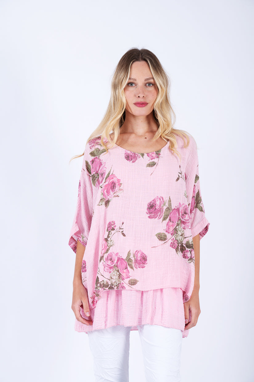 Romanttinen ruusukuosinen kerrostettu pusero, jossa halkiot sivuissa ja joustava trikootoppi alla, hengittävää puuvillaa