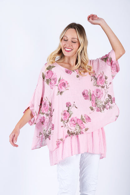 Romanttinen ruusukuosinen kerrostettu pusero, jossa halkiot sivuissa ja joustava trikootoppi alla, hengittävää puuvillaa