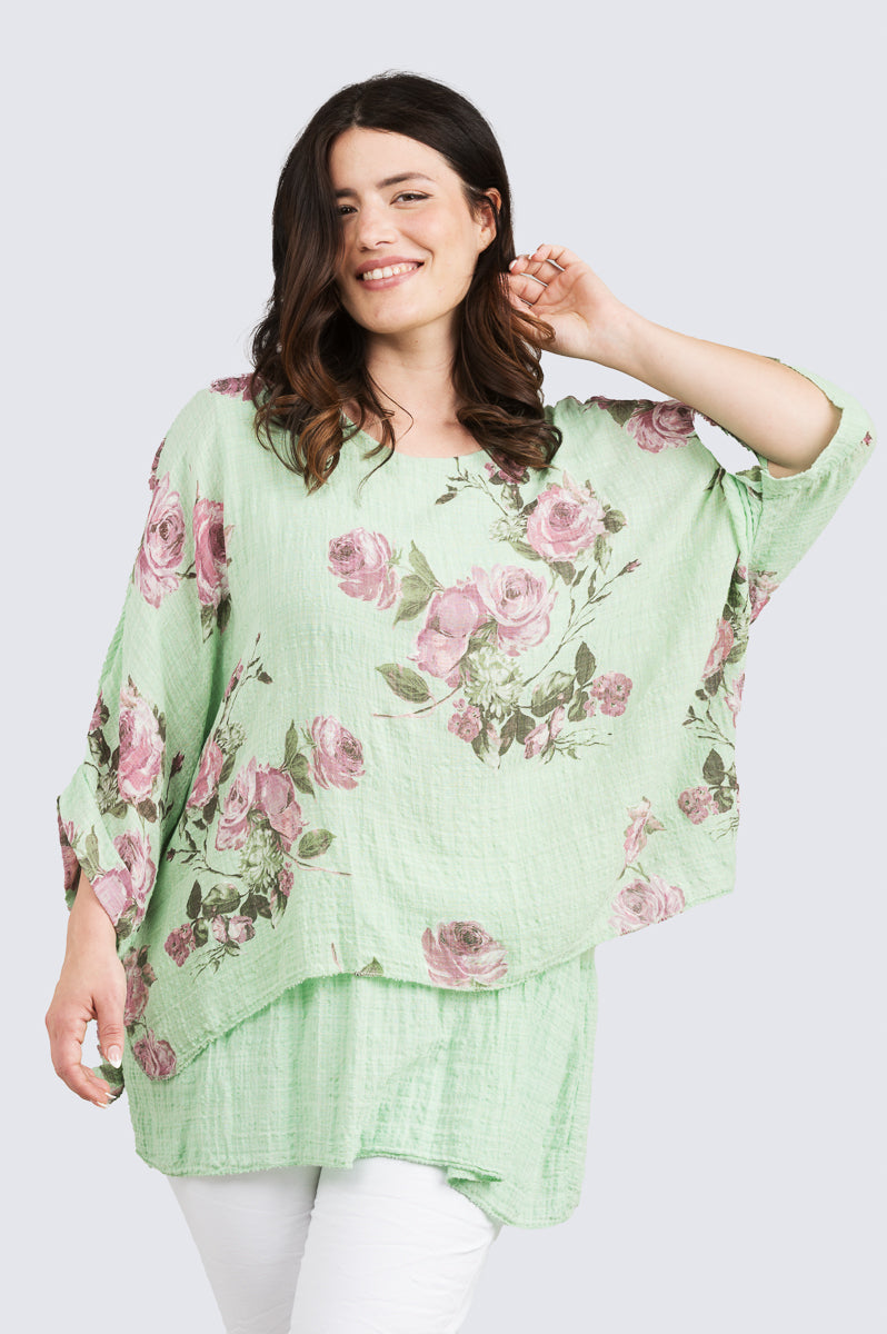 Romanttinen ruusukuosinen kerrostettu pusero, jossa halkiot sivuissa ja joustava trikootoppi alla, hengittävää puuvillaa