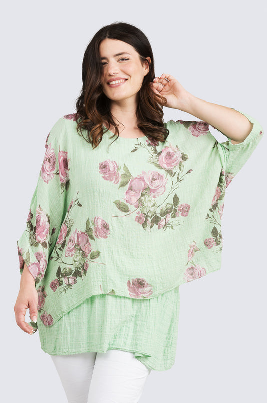 Romanttinen ruusukuosinen kerrostettu pusero, jossa halkiot sivuissa ja joustava trikootoppi alla, hengittävää puuvillaa