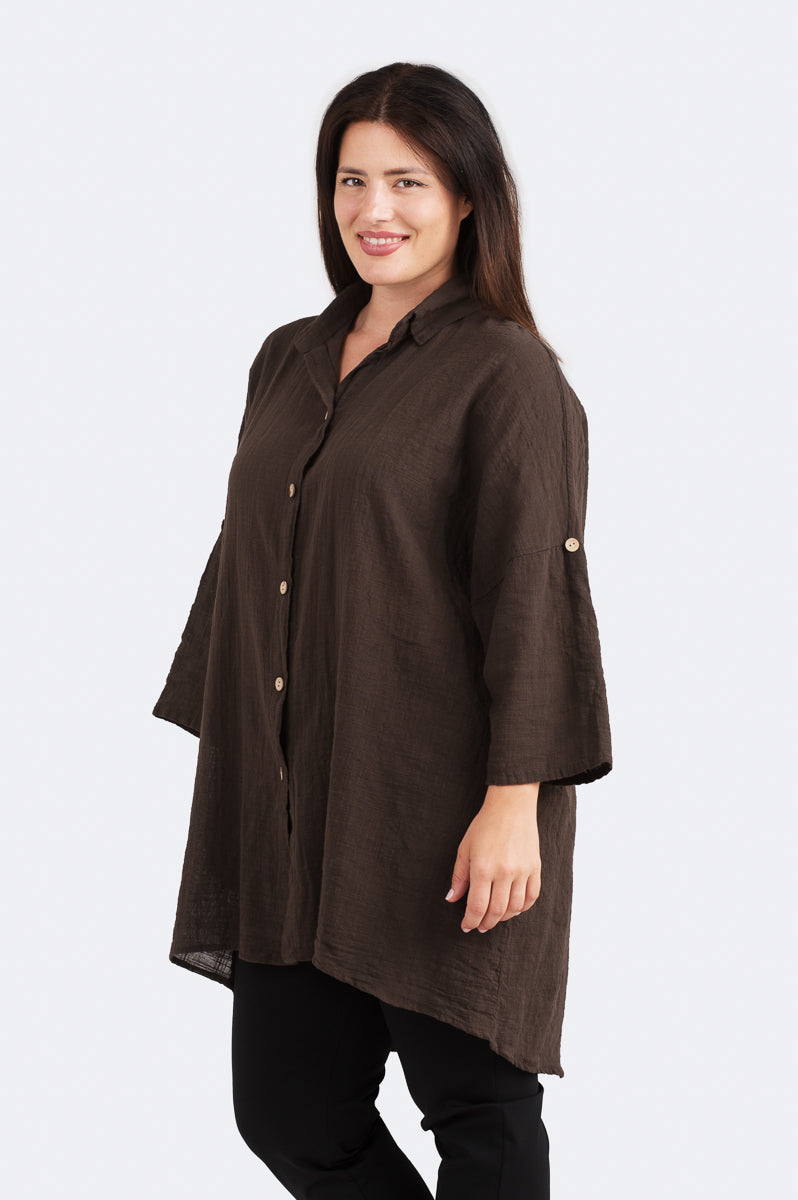 Naisten pitkä musta puuvillapaita, 100 % puuvillakangasta, väljä istuvuus ja rennot käännettävät hihat.