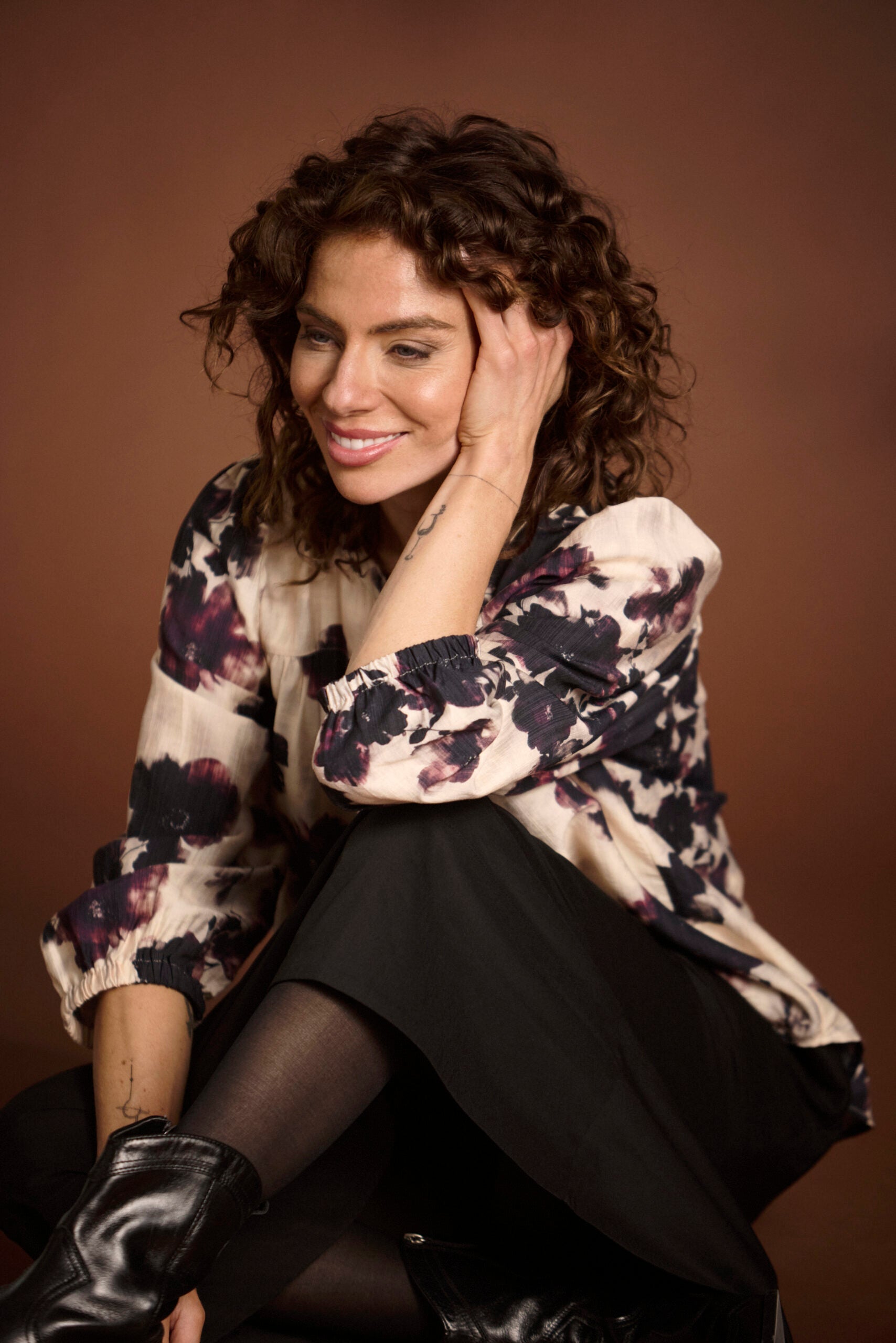 Bonny-paita iN FRONT – vaalea paita viininpunaisilla ja tummilla kuvioilla