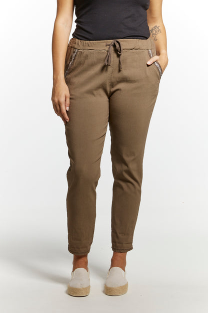 Kotirouva Erin stretch -housut – joustavat puuvillahousut kimaltavin koristenauhoin ja narukiristettävällä vyötäröllä