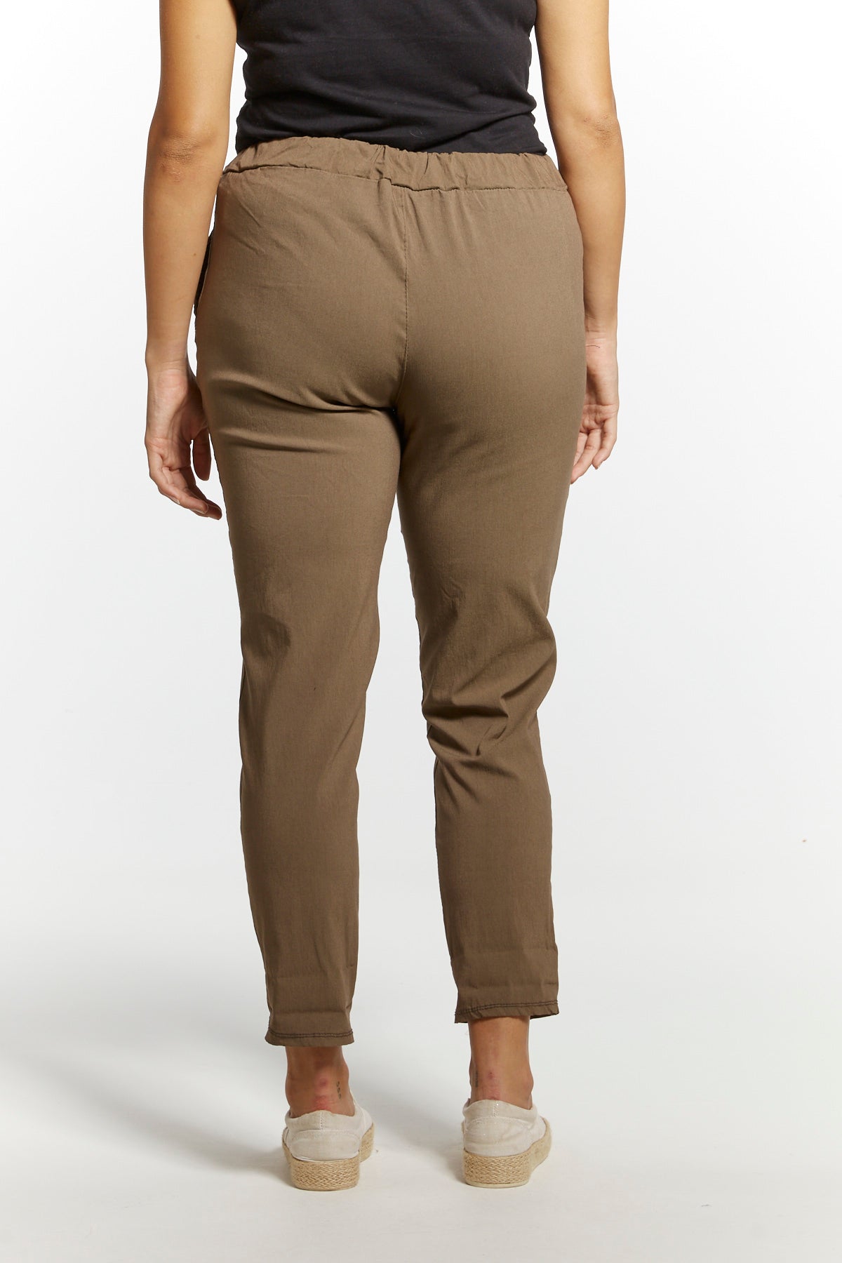 Kotirouva Erin stretch -housut – joustavat puuvillahousut kimaltavin koristenauhoin ja narukiristettävällä vyötäröllä