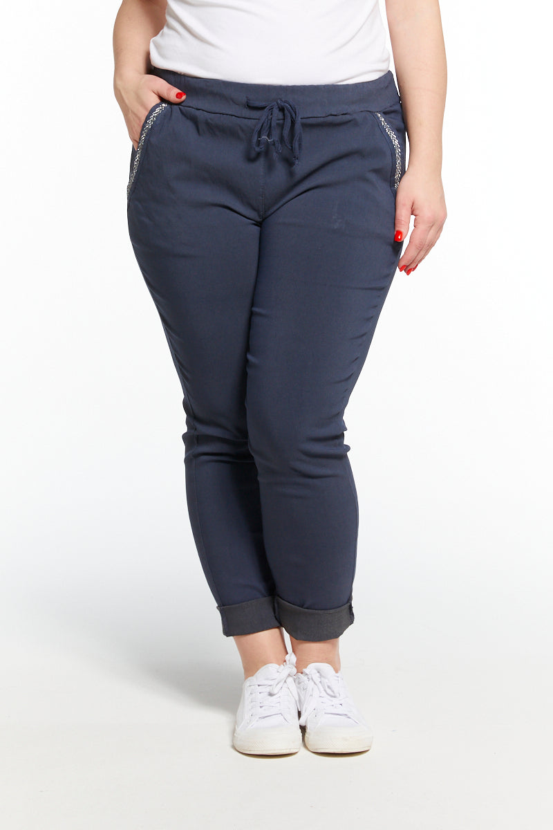 Kotirouva Erin stretch -housut – joustavat puuvillahousut kimaltavin koristenauhoin ja narukiristettävällä vyötäröllä