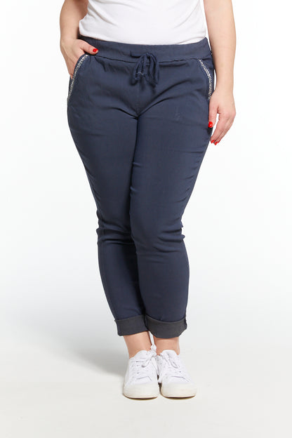 Kotirouva Erin stretch -housut – joustavat puuvillahousut kimaltavin koristenauhoin ja narukiristettävällä vyötäröllä