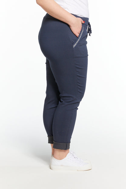 Kotirouva Erin stretch -housut – joustavat puuvillahousut kimaltavin koristenauhoin ja narukiristettävällä vyötäröllä