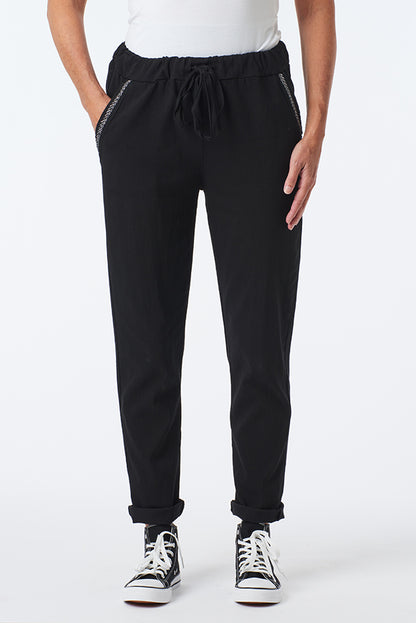 Kotirouva Erin stretch -housut – joustavat puuvillahousut kimaltavin koristenauhoin ja narukiristettävällä vyötäröllä