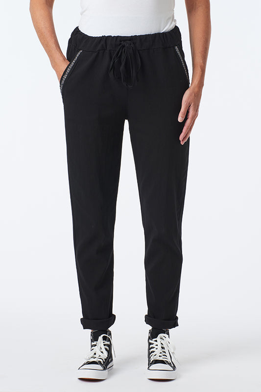 Kotirouva Erin stretch -housut – joustavat puuvillahousut kimaltavin koristenauhoin ja narukiristettävällä vyötäröllä