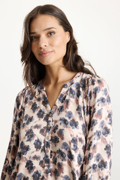 Filice-mekko iN FRONT – beige kukkamekko sinisen ja ruskean sävyissä