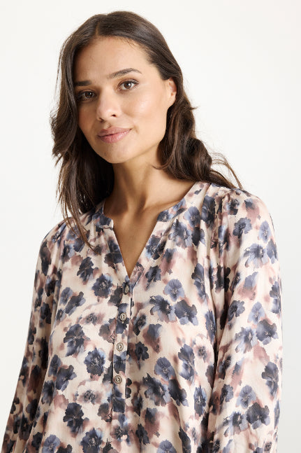 Filice-mekko iN FRONT – beige kukkamekko sinisen ja ruskean sävyissä