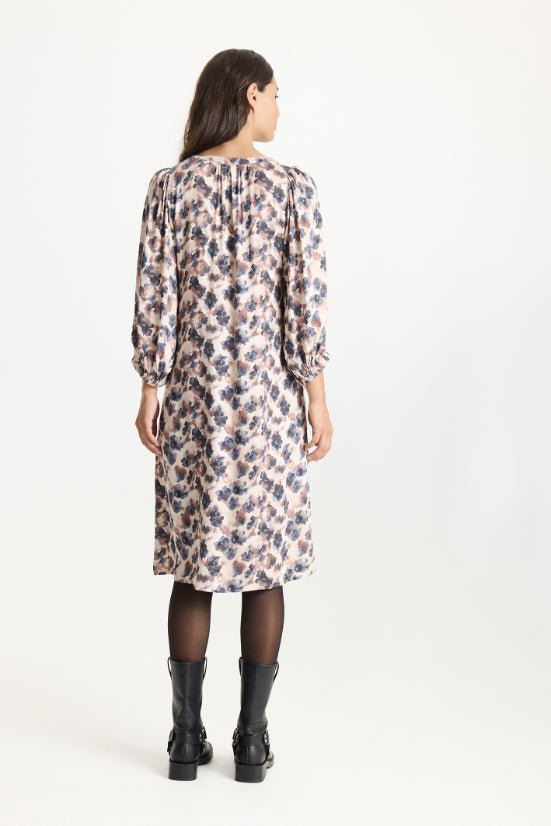 Filice-mekko iN FRONT – beige kukkamekko sinisen ja ruskean sävyissä