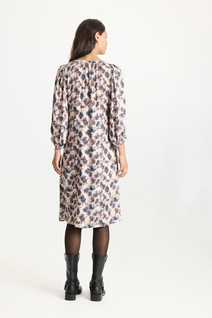 Filice-mekko iN FRONT – beige kukkamekko sinisen ja ruskean sävyissä