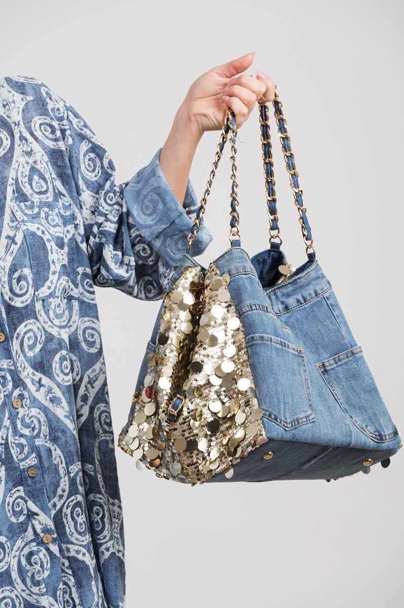 Kultainen farkkukassi, jossa tuplaolkaimet ja kullanväriset paljetit, sisäpussukka, magneettikiinnitys, kaksipuolinen käyttömahdollisuus.