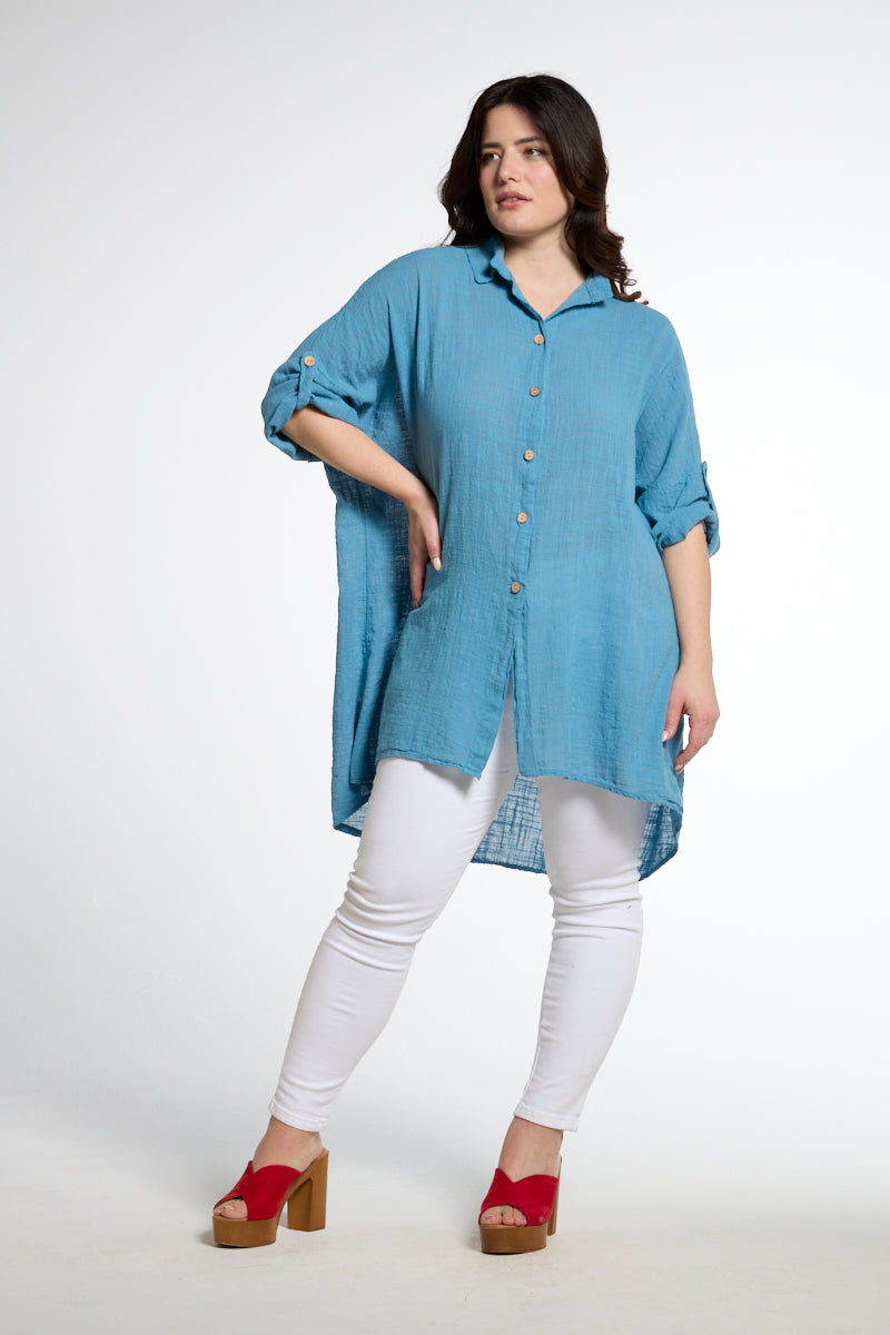 Naisten pitkä musta puuvillapaita, 100 % puuvillakangasta, väljä istuvuus ja rennot käännettävät hihat.