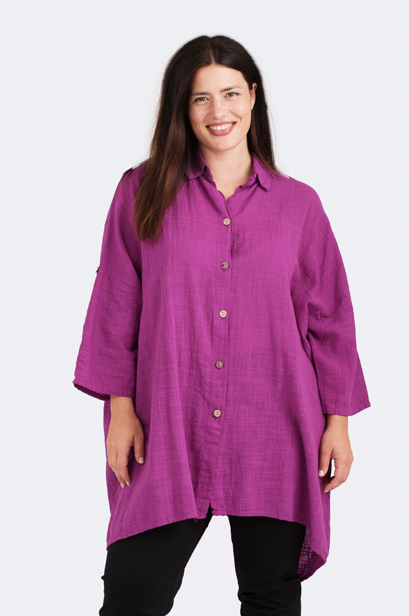 Naisten pitkä musta puuvillapaita, 100 % puuvillakangasta, väljä istuvuus ja rennot käännettävät hihat.