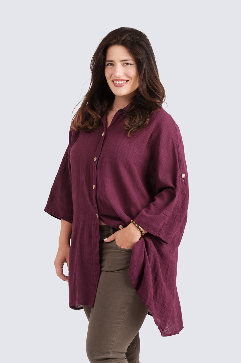 Naisten pitkä musta puuvillapaita, 100 % puuvillakangasta, väljä istuvuus ja rennot käännettävät hihat.