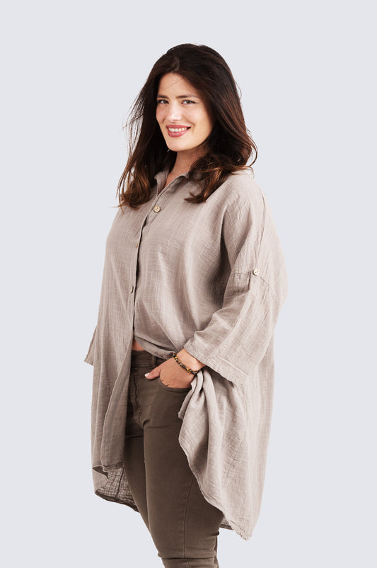 Naisten pitkä musta puuvillapaita, 100 % puuvillakangasta, väljä istuvuus ja rennot käännettävät hihat.