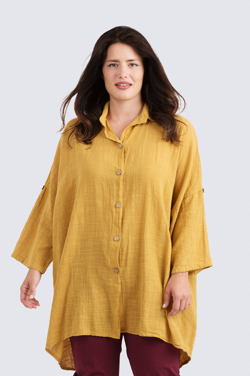 Naisten pitkä musta puuvillapaita, 100 % puuvillakangasta, väljä istuvuus ja rennot käännettävät hihat.