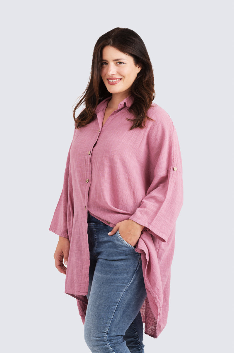 Naisten pitkä musta puuvillapaita, 100 % puuvillakangasta, väljä istuvuus ja rennot käännettävät hihat.