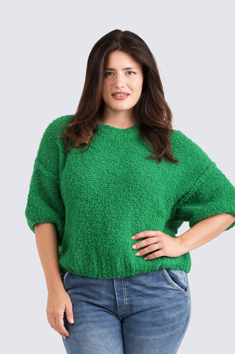 Pörröinen boucle-neule, lyhyt malli ja pussihihat – pehmeä ja tyylikäs arkipusero