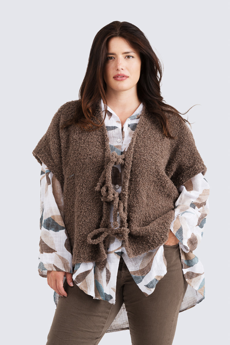 Rebecca-neuleliivi Kotirouva – pehmeä buklee-neuleliivi, lämmin ja rento yhden koon malli