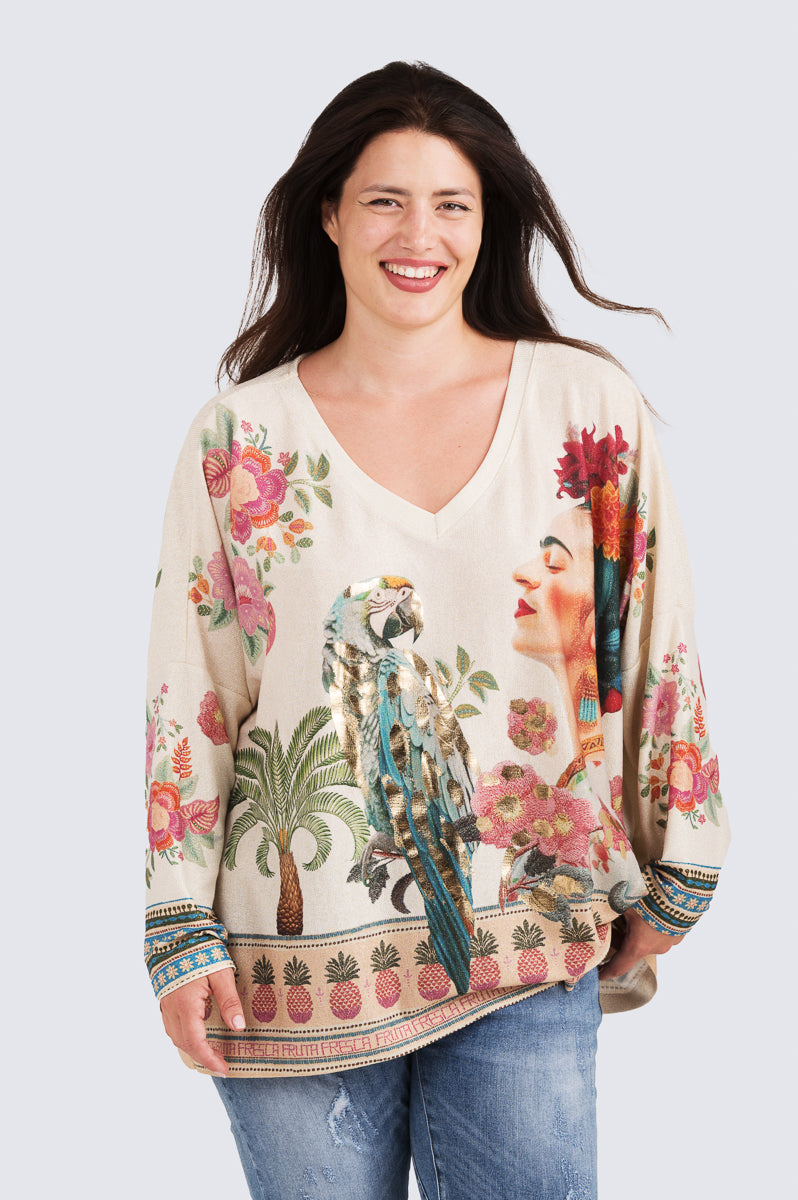 Frida Papukaija – Kotirouva, värikäs paita eri kuviolla selkäpuolella, kultaiset tehosteet ja V-pääntie.