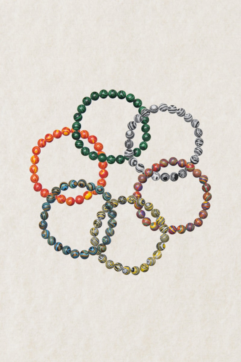 Kotirouva rannekoru marmoroiduilla kivihelmillä, joustava ja kevyt, ajaton design.