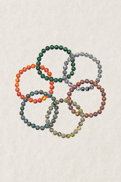 Kotirouva rannekoru marmoroiduilla kivihelmillä, joustava ja kevyt, ajaton design.