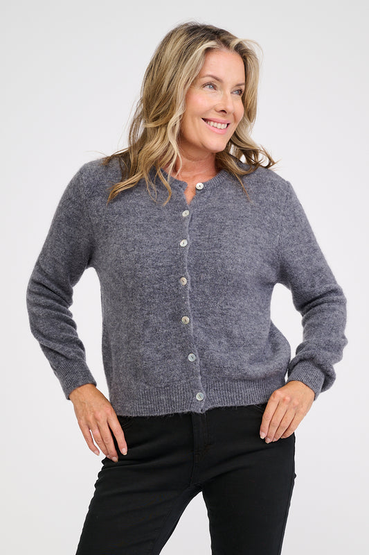 Camilla-neuletakki, pehmeä alpakka-sekoitteinen neuletakki naisille, nappikiinnitys ja resorit, ajaton klassikko.