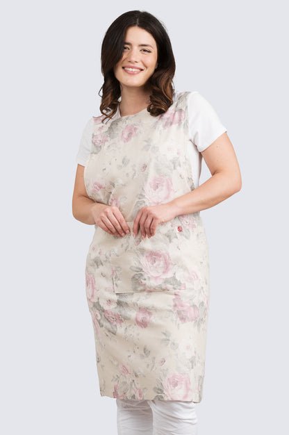 Essu Ruusu Kotirouva – pellavainen esiliina ruusukuosilla ja etutaskulla