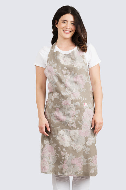 Essu Ruusu Kotirouva – pellavainen esiliina ruusukuosilla ja etutaskulla