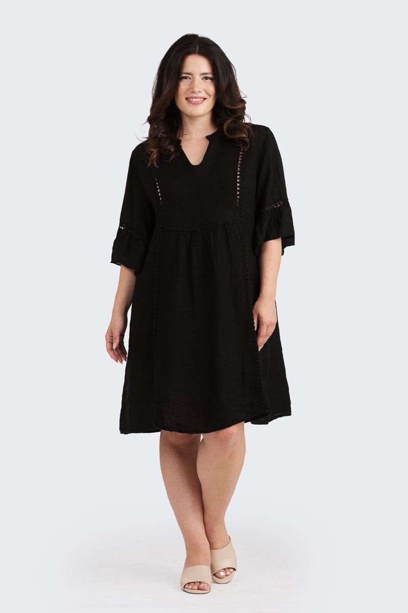 Rosalinda-pellavamekko musta Kotirouva – 100 % pellavamekko pitsibrodeerauksella, väljä ja ilmava malli