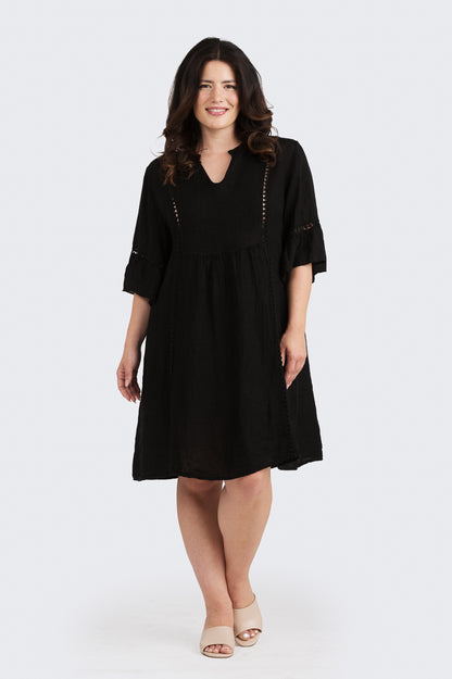 Rosalinda-pellavamekko musta Kotirouva – 100 % pellavamekko pitsibrodeerauksella, väljä ja ilmava malli
