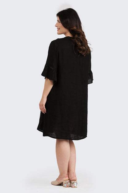 Rosalinda-pellavamekko musta Kotirouva – 100 % pellavamekko pitsibrodeerauksella, väljä ja ilmava malli