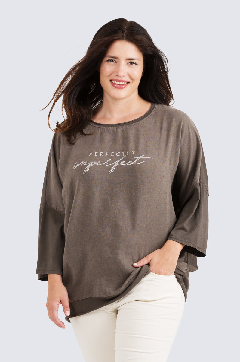 Perfectly Imperfect pitkähihainen pusero – pellava-viskoosi etuosa, puuvillatrikoo hihat ja kimaltava teksti