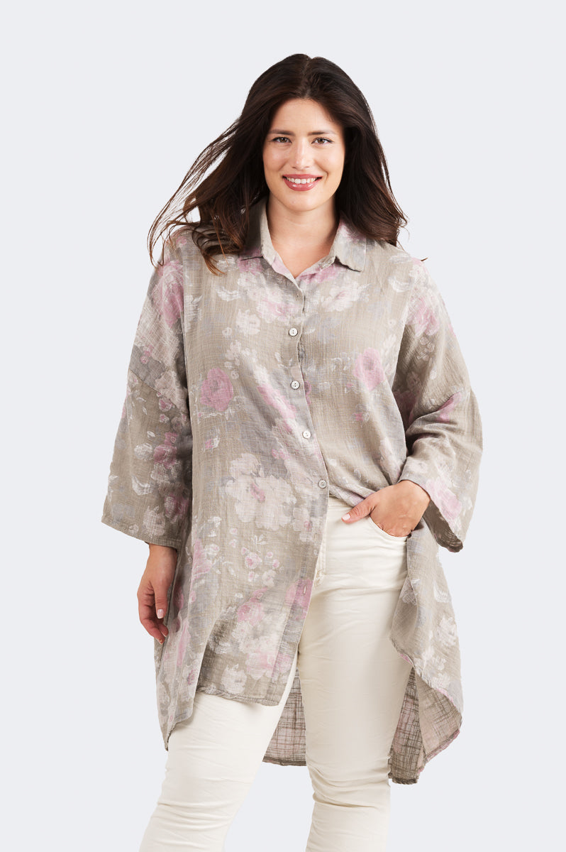 Roosa-ruusupaitis – ruusuprinttinen, ilmava ja väljä puuvillapaita, jossa kaulukset ja 3/4-hihat.