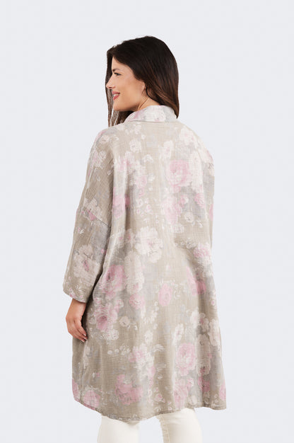 Roosa-ruusupaitis – ruusuprinttinen, ilmava ja väljä puuvillapaita, jossa kaulukset ja 3/4-hihat.