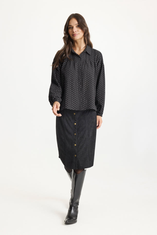 Mallery-hame iN FRONT, polvipituinen vakosamettihame kullanvärisellä nepparirivillä ja sivuhalkioilla – moderni, tyylikäs ja monikäyttöinen hame.